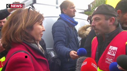 Des syndicalistes mènent une action devant une permanence LREM à Toulouse