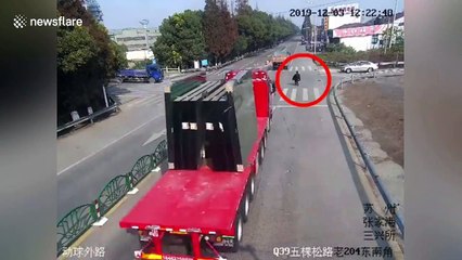 Panes of glass fall from truck and shatter on top of biker in China