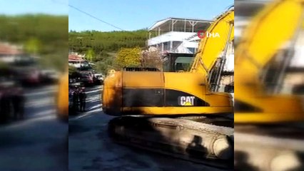 İzmir'de kaçak olduğu iddia edilen 7 ev yıkılıyor