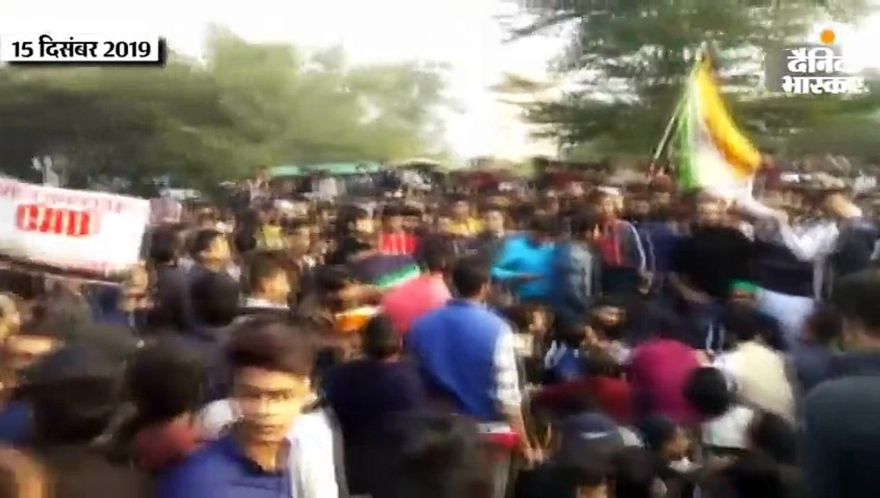 देशभर में विरोध: दिल्ली में प्रियंका का धरना, ब...