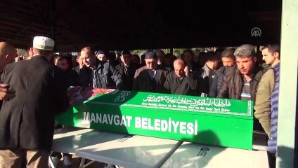 Antalya'da trafik kazasında ölen aynı aileden 3 kişinin cenazeleri toprağa verildi