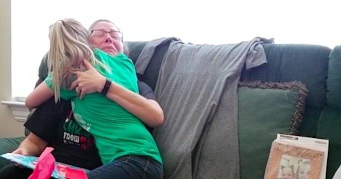 Cette jeune fille offre le plus beau cadeau de Noël à sa belle-mère : une demande d’adoption !