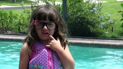 Sophia - Doutora Brinquedos - Ensinando a Boneca a Nadar