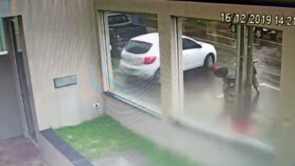 Vídeo: Ao tentar sair de estacionamento, Sandero bate com Vectra e é jogado contra caminhonete