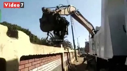 رفع أكوام القمامة المتراكمة على ترعة السنط بمدخل قرية كوم أبو شيل بأبنوب