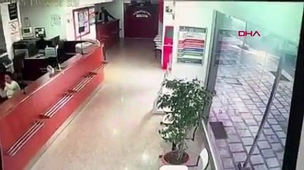 Otomobille Açık Öğretim bürosuna girdi: 1 ölü, 2 yaralı