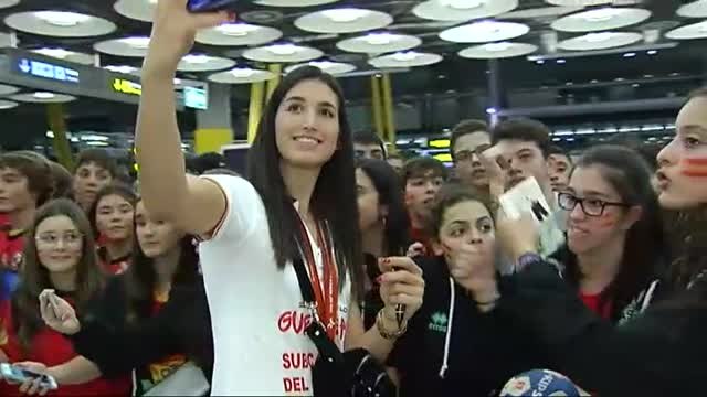 Caluroso recibimiento de la afición a las 'Guerreras' a su llegada a España