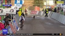 [이 시각 세계] 벨기에 사이클 대회에 나타난 '불청객'