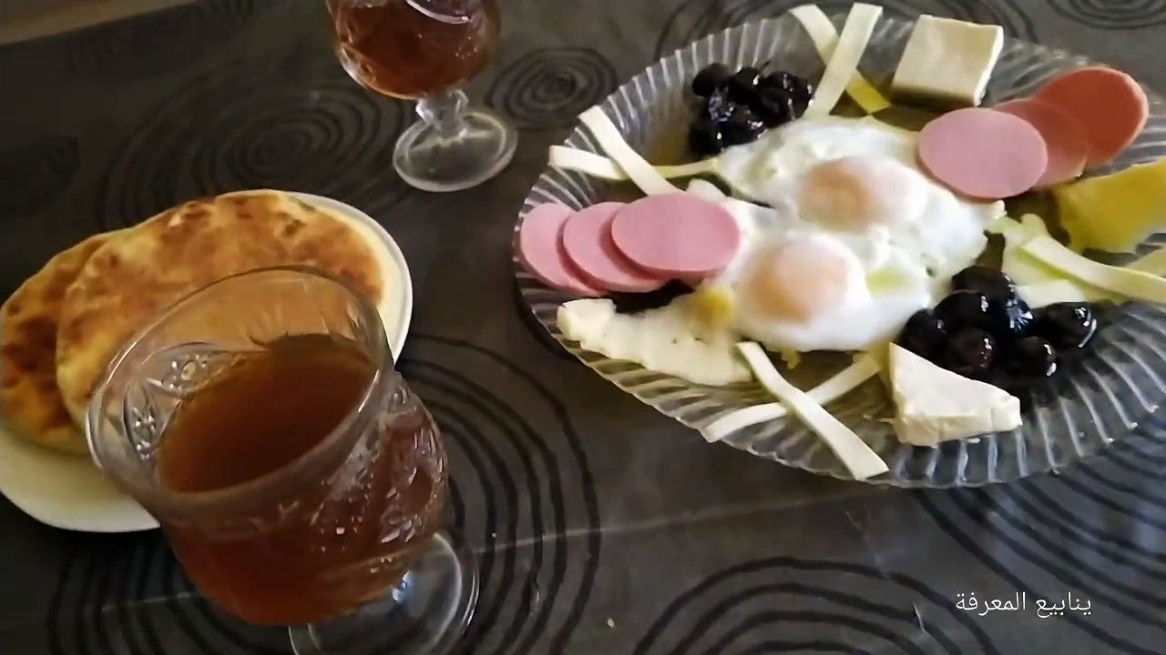 Réaction du chat devant le petit déjeunerرد فعل القطة عند وجبة الفطور
