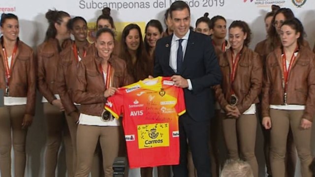 Pedro Sánchez recibe a las 'Guerreras': Sois las campeonas