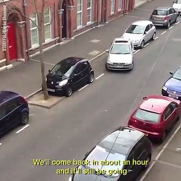 ¿No crees que aparcar en ese hueco es fácil?; pues mira lo que hace este conductor