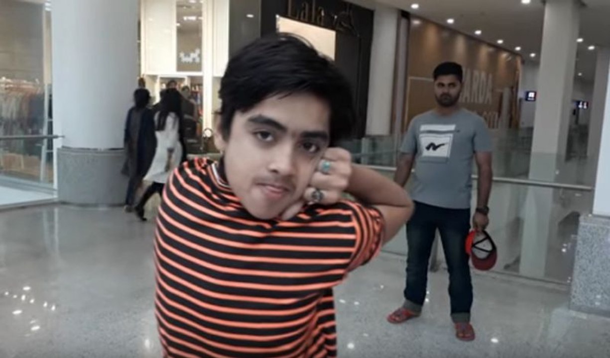 El asombroso 'niño búho' que gira su cabeza 180...
