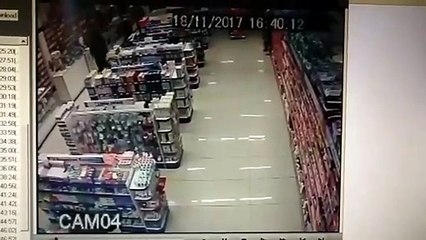 Un policía fuera de servicio con su bebé en brazos mata a dos atracadores