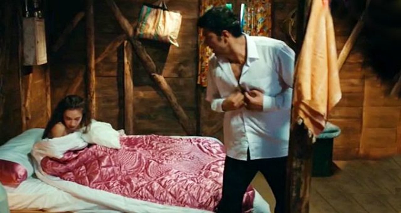 Annesi kızına gerdek gecesi yardım ediyor