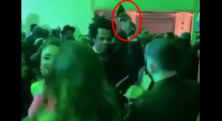 Ünlü hip-hop şarkıcısı Beyonce'nin fotoğrafını çekmek isteyen kişiye böyle müdahale etti