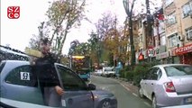 Magandaların trafikte bir sürücünün yolunu kestiği anlar kamerada