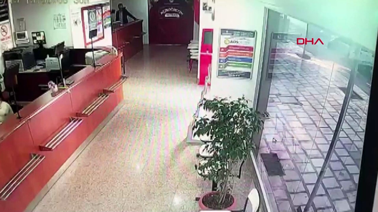Direksiyonda fenalaştı, otomobille Açık Öğretim bürosuna girdi
