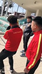 "Tiểu màn thầu" gây sốt khi được dàn cầu thủ săn đón: Đức Chinh "hun" má, Quang Hải đòi bế