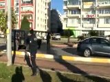Antalya'da bir bankaya giren silahlı kişi soygun girişiminde bulundu