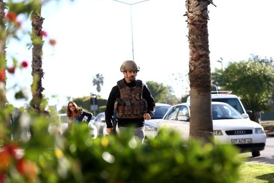 Antalya'da bir banka şubesinde silahlı soygun girişiminde bulunan zanlı, ikna edilerek gözaltına...