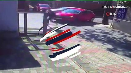 Dikkatsiz sürücü motosikletliye böyle çarptı