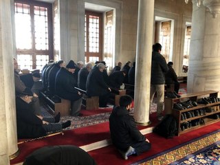 Camilerde tabure ve sandalye üzerinde namaz kılma devri kapandı