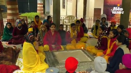 वेदपाठी छात्राओं ने शांति पाठ किया