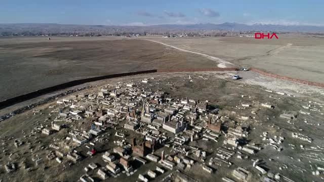 Van erciş'te selçuklu mezarlığı definecilerin hedefi