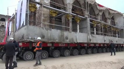Reubican en Turquía una mezquita del SXV con ayuda de una enorme plataforma