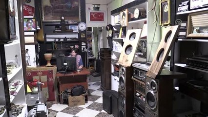 Tavan arasından çıkan eski eşyalara hayat veriyor