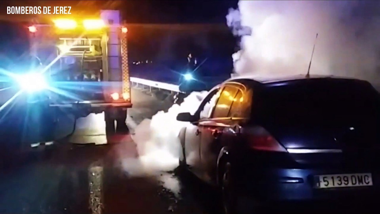 Coche en llamas en plena madrugada en Jerez