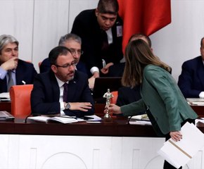 Bakan Kasapoğlu'ndan masasına ödül bırakan CHP'li vekile yanıt: Kartvizit öyle takdim edilmez