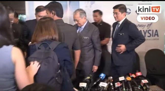Adakah anda bertemu Azilah? Wartawan tanya Dr Mahathir