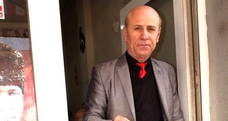 40 yıldır takım elbise ile çaycılık yapıyor