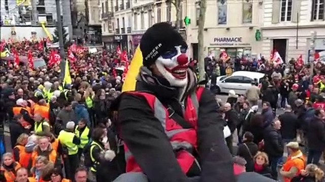 Marseille : les manifestants se rassemblent en haut de la Canebière