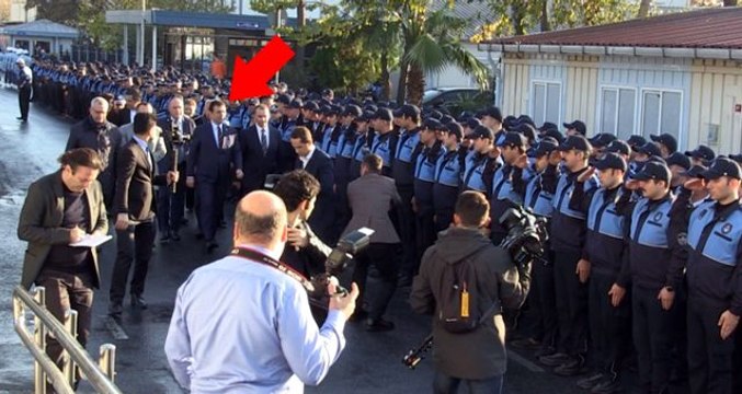 Zabıtaların İmamoğlu'nu 'hazır ol' vaziyetinde beklemesi sosyal medyayı ikiye böldü