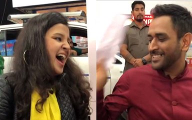 MS Dhoni Teases Sakshi Dhoni For Dialogue Delivery Dekh Ke Padh Nahi Pa Rahi Ho Deliver Kaise Karogi