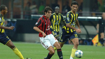 Calciatori e serpentine da slalomisti