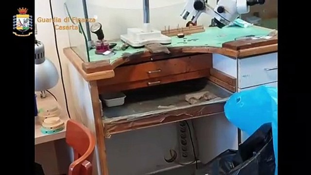 Caserta - Fabbrica di Pandora falsi sequestrati 4mila monili falsi pronti per il mercato (17.12.19)