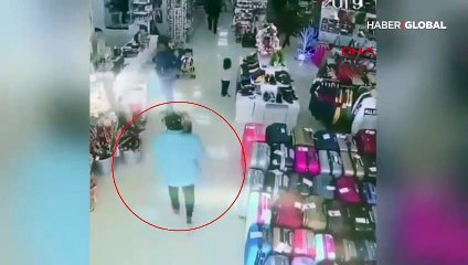 Marketin ortasında bir bebeği saniye saniye böyle kaçırmaya çalıştı