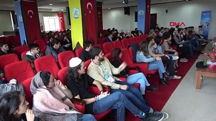 Yabancı öğrenciler, mültecilere yönelik ayrımcılığı sahneye taşıdı