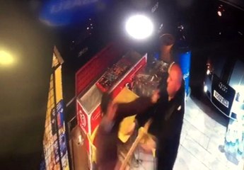 İş yerine araçla girip dükkan sahibini bıçaklayan şahıs kamerada