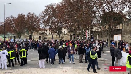 Arrivée de la manifestation devant la Préfecture de Vaucluse.
