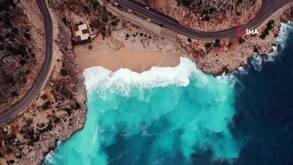 Dünyaca ünlü plajda yağmur sonrası görsel şölen