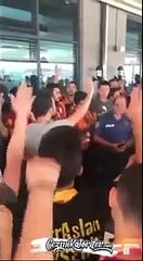 Taraftarı Uyardıktan Sonra Ortamın Güzelliğine Dayanamayıp Kendide Tezahürata Katılan Polis Arkadaşımız