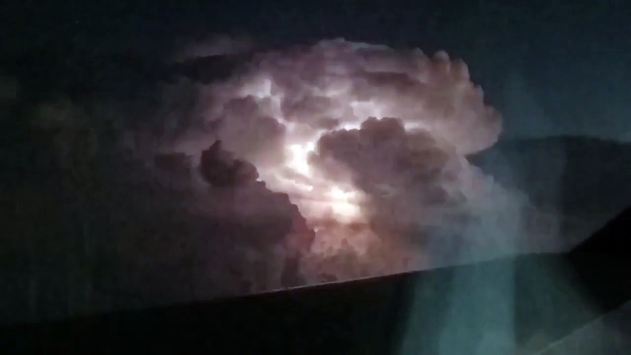 Il filme un orage incroyable depuis son avion avion à 10km d'altitude
