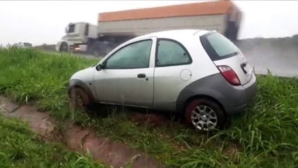 Ford Ka sai da pista e para na canaleta que divide as pistas na BR-467