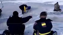 Estos pescadores rusos huyen de una ola destructiva que rompe el hielo a su paso