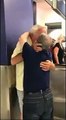 88 yaşındaki babasından hayatında ilk defa ayrı kalan 53 yaşındaki Down sendromlu Matt Cobrink bir hafta sonra babası ile buluştuğu o an