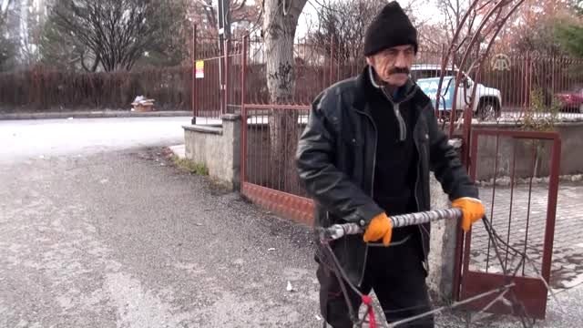 Topladığı atıkları satarak ailesinin geçimini sağlıyor